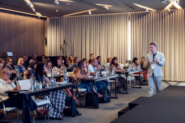 El Dr. David González Zamora imparte un curso sobre ortodoncia con alineadores en Lisboa. Ortodoncia Madrid