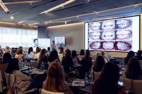 El Dr. David González Zamora imparte un curso sobre ortodoncia con alineadores en Lisboa. Ortodoncia Madrid