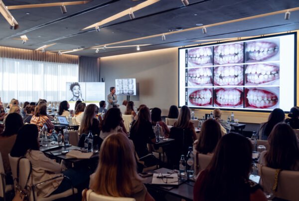 El Dr. David González Zamora imparte un curso sobre ortodoncia con alineadores en Lisboa. Ortodoncia Madrid